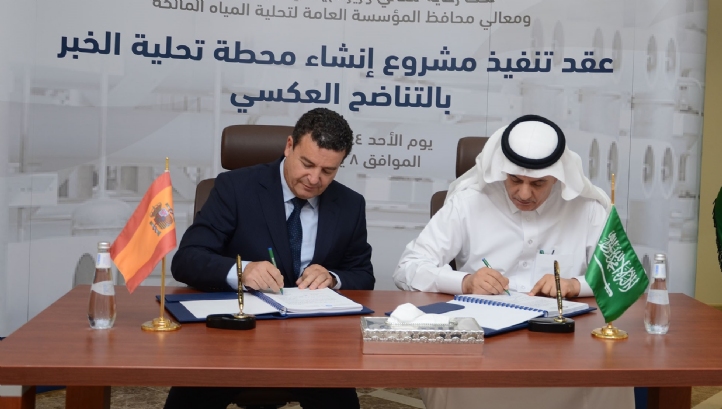 The contract was signed by Saudi minister of environment, water, and agriculture Abdulrahman Al-Fadhli (right), and Jesús Sancho, Acciona managing director for the Middle East